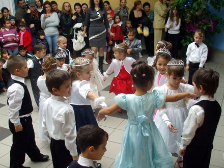 spectacol plin de veselie si culoare copiii din agigea au dansat la targul lui mos nicolae galerie foto spectacol plin de veselie si culoare copiii din agigea au dansat la targul lui mos nicolae galerie foto