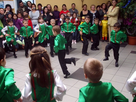 spectacol plin de veselie si culoare copiii din agigea au dansat la targul lui mos nicolae galerie foto spectacol plin de veselie si culoare copiii din agigea au dansat la targul lui mos nicolae galerie foto