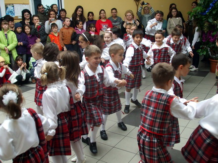 spectacol plin de veselie si culoare copiii din agigea au dansat la targul lui mos nicolae galerie foto spectacol plin de veselie si culoare copiii din agigea au dansat la targul lui mos nicolae galerie foto