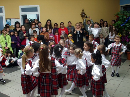 spectacol plin de veselie si culoare copiii din agigea au dansat la targul lui mos nicolae galerie foto spectacol plin de veselie si culoare copiii din agigea au dansat la targul lui mos nicolae galerie foto