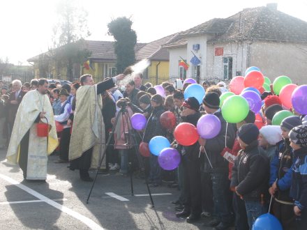 cadou de mos nicolaeprefectul palaz i a dat nume grupului scolar din deleni video galerie foto 61673 cadou de mos nicolaeprefectul palaz i a dat nume grupului scolar din deleni video galerie foto 61673