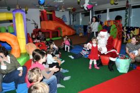 Moş Crăciun a venit la Mihăiţă şi la Bogdan