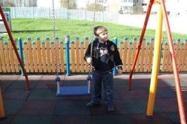 Mame solidare susţin tratamentul medical de recuperare pentru Bogdan şi Mihăiţă