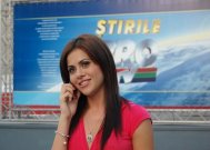 În vacanţa din Dubai în care a fost recent, corespondentul Ştirilor Pro Tv, Irina Gologan şi-a înveselit garderoba cu o mulţime de eşarfe colorate 