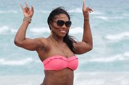 FOTO I-au intrat bikinii la apă! Iată cum se relaxează Serena Williams pe o plajă din Miami