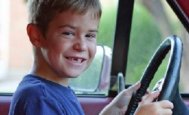Un copil de şase ani a plecat după mâncare la volanul maşinii mamei sale