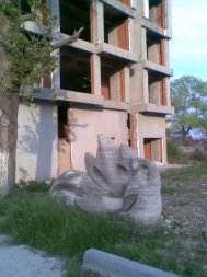 Muzica Mării, o sculptură între clădiri