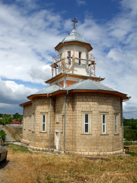 pestera_-_biserica_sf_mihail_si_gavril_izvoru_mare_2.jpg