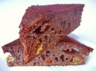 Bărbat la cratiţă Negresă cu stafide