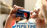 Războiul Cola Pepsi a lansat recent o campanie în care se foloseşte de personaje reprezentative din reclamele Coca-Cola