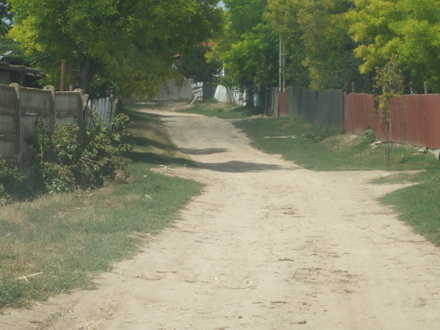 peisajul comunei campioane la bani de la cjc strazi cu buruieni canalizari fara capace si scoala din