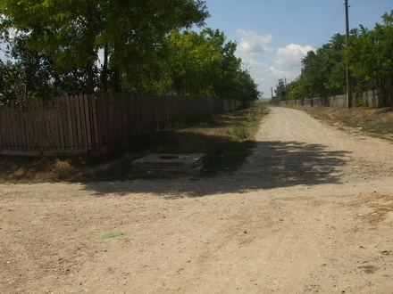 peisajul comunei campioane la bani de la cjc strazi cu buruieni canalizari fara capace si scoala din