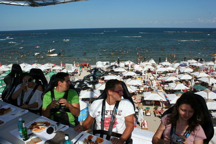 peste 150 de persoane au servit masa deasupra plajei galerie foto 47974 337917