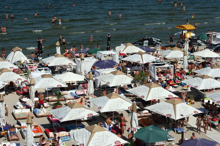 peste 150 de persoane au servit masa deasupra plajei galerie foto 47974 337917