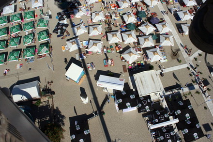 peste 150 de persoane au servit masa deasupra plajei galerie foto 47974 337917