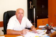 Oltina cumpără buldoexcavator cu banii din subvenţia de la APIA şi face gard la primărie şi la şcoală