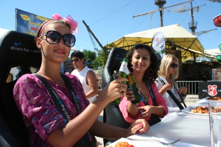 peste 150 de persoane au servit masa la 50 de metri deasupra plajei galerie foto 96399 337813 peste 150 de persoane au servit masa la 50 de metri deasupra plajei galerie foto 96399 337813