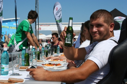 peste 150 de persoane au servit masa la 50 de metri deasupra plajei galerie foto 96399 337813 peste 150 de persoane au servit masa la 50 de metri deasupra plajei galerie foto 96399 337813