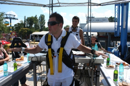 peste 150 de persoane au servit masa la 50 de metri deasupra plajei galerie foto 96399 337813 peste 150 de persoane au servit masa la 50 de metri deasupra plajei galerie foto 96399 337813