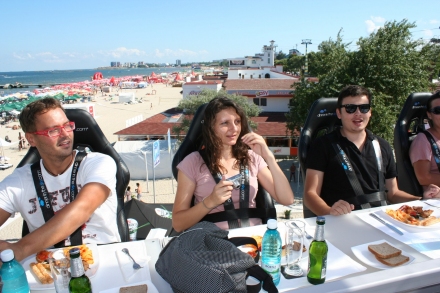 peste 150 de persoane au servit masa la 50 de metri deasupra plajei galerie foto 96399 337813 peste 150 de persoane au servit masa la 50 de metri deasupra plajei galerie foto 96399 337813