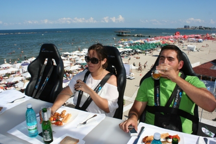 peste 150 de persoane au servit masa la 50 de metri deasupra plajei galerie foto 96399 337813 peste 150 de persoane au servit masa la 50 de metri deasupra plajei galerie foto 96399 337813