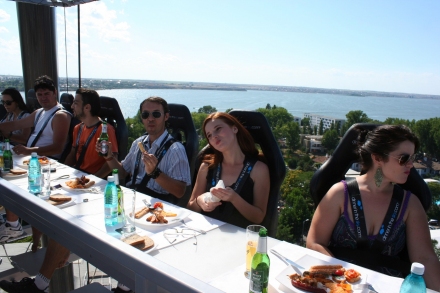 peste 150 de persoane au servit masa la 50 de metri deasupra plajei galerie foto 96399 337813 peste 150 de persoane au servit masa la 50 de metri deasupra plajei galerie foto 96399 337813