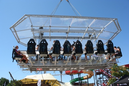 peste 150 de persoane au servit masa la 50 de metri deasupra plajei galerie foto 96399 337813 peste 150 de persoane au servit masa la 50 de metri deasupra plajei galerie foto 96399 337813