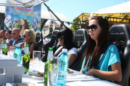 peste 150 de persoane au servit masa la 50 de metri deasupra plajei galerie foto 96399 337813 peste 150 de persoane au servit masa la 50 de metri deasupra plajei galerie foto 96399 337813