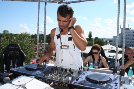 peste 150 de persoane au servit masa la 50 de metri deasupra plajei galerie foto 96399 337813 peste 150 de persoane au servit masa la 50 de metri deasupra plajei galerie foto 96399 337813