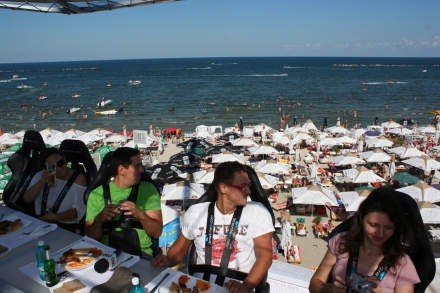 peste 150 de persoane au servit masa la 50 de metri deasupra plajei galerie foto 96399 337813 peste 150 de persoane au servit masa la 50 de metri deasupra plajei galerie foto 96399 337813