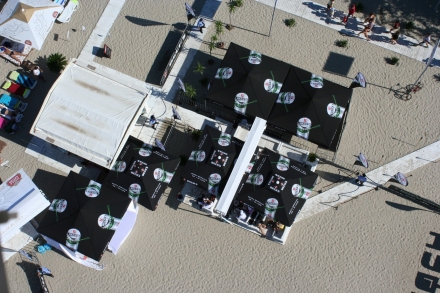 peste 150 de persoane au servit masa la 50 de metri deasupra plajei galerie foto 96399 337813 peste 150 de persoane au servit masa la 50 de metri deasupra plajei galerie foto 96399 337813