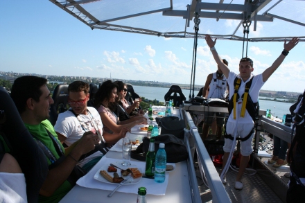 peste 150 de persoane au servit masa la 50 de metri deasupra plajei galerie foto 96399 337813 peste 150 de persoane au servit masa la 50 de metri deasupra plajei galerie foto 96399 337813