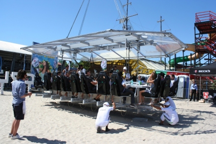 peste 150 de persoane au servit masa la 50 de metri deasupra plajei galerie foto 96399 337813 peste 150 de persoane au servit masa la 50 de metri deasupra plajei galerie foto 96399 337813