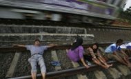 Tratament bizar Indonezienii bolnavi se întind pe şinele de tren ca să fie vindecaţi de curentul electric