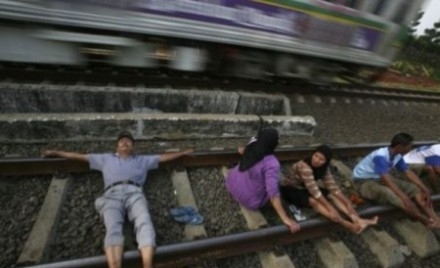 tratament-bizar-indonezienii-bolnavi-se-intind-pe-sinele-de-tren-ca-sa-fie-vindecati-de-curentul-electric-103359.jpg