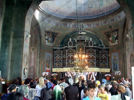 hramul bisericii nasterea maicii domnului praznuit de sute de localnici din pestera galerie foto 56057 hramul bisericii nasterea maicii domnului praznuit de sute de localnici din pestera galerie foto 56057