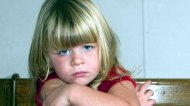 O dependenţă neobişnuită O fetiţă mănâncă becuri şi cărămizi