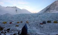 Vârful Everest - cea mai înaltă groapă de gunoi a lumii. O organizaţie ecologistă cere toalete portabile