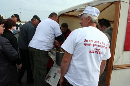 gospodinele si au aprovizionat camara zilele recoltei la navodari un real targ de toamna galerie foto gospodinele si au aprovizionat camara zilele recoltei la navodari un real targ de toamna galerie foto
