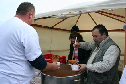 gospodinele si au aprovizionat camara zilele recoltei la navodari un real targ de toamna galerie foto gospodinele si au aprovizionat camara zilele recoltei la navodari un real targ de toamna galerie foto