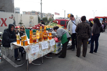 gospodinele si au aprovizionat camara zilele recoltei la navodari un real targ de toamna galerie foto gospodinele si au aprovizionat camara zilele recoltei la navodari un real targ de toamna galerie foto