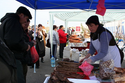 gospodinele si au aprovizionat camara zilele recoltei la navodari un real targ de toamna galerie foto gospodinele si au aprovizionat camara zilele recoltei la navodari un real targ de toamna galerie foto