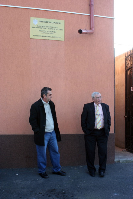 in hora si consilierii edilul din kogalniceanu in birourile dna galerie foto 86283 351120 in hora si consilierii edilul din kogalniceanu in birourile dna galerie foto 86283 351120