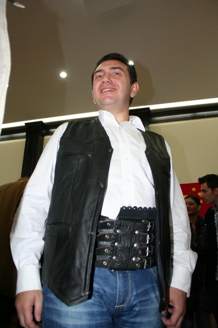 de la costum si cravata prefectul si cureaua lata galerie foto 61467 352382 de la costum si cravata prefectul si cureaua lata galerie foto 61467 352382
