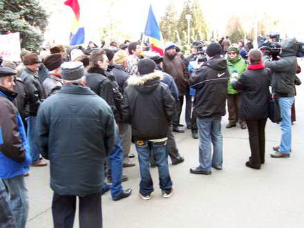 nicolae mavrodin in fruntea protestatarilor din constanta mitingul pro arafat de azi tot ilegal galerie nicolae mavrodin in fruntea protestatarilor din constanta mitingul pro arafat de azi tot ilegal galerie