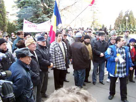 nicolae mavrodin in fruntea protestatarilor din constanta mitingul pro arafat de azi tot ilegal galerie nicolae mavrodin in fruntea protestatarilor din constanta mitingul pro arafat de azi tot ilegal galerie