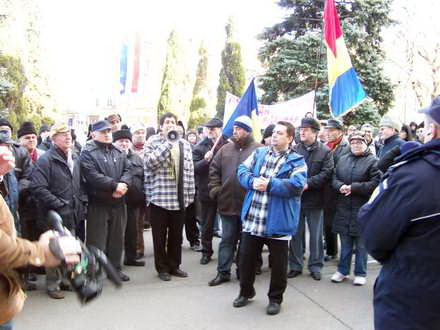 nicolae mavrodin in fruntea protestatarilor din constanta mitingul pro arafat de azi tot ilegal galerie nicolae mavrodin in fruntea protestatarilor din constanta mitingul pro arafat de azi tot ilegal galerie