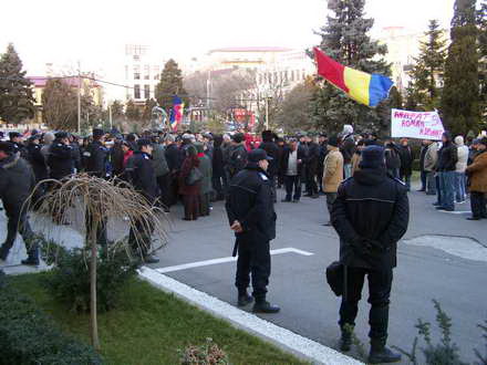 nicolae mavrodin in fruntea protestatarilor din constanta mitingul pro arafat de azi tot ilegal galerie nicolae mavrodin in fruntea protestatarilor din constanta mitingul pro arafat de azi tot ilegal galerie