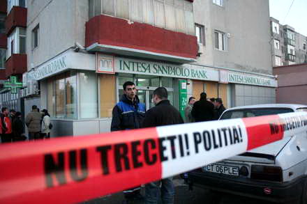 jaf armat in 40 de secunde la constanta a fost pradata o banca de pe strada dezrobirii vezi imagini de jaf armat in 40 de secunde la constanta a fost pradata o banca de pe strada dezrobirii vezi imagini de