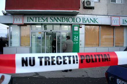 jaf armat in 40 de secunde la constanta a fost pradata o banca de pe strada dezrobirii vezi imagini de jaf armat in 40 de secunde la constanta a fost pradata o banca de pe strada dezrobirii vezi imagini de
